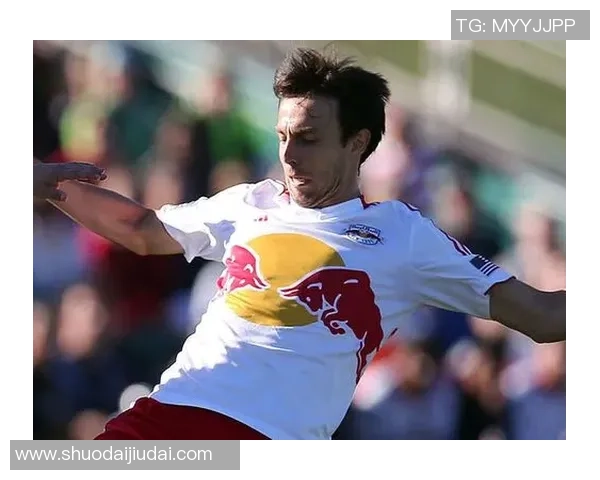 专注于专用足球球星成长路径与竞技表现的全面剖析与探索 专注于专用足球球星成长路径与竞技表现的全面剖析与探索